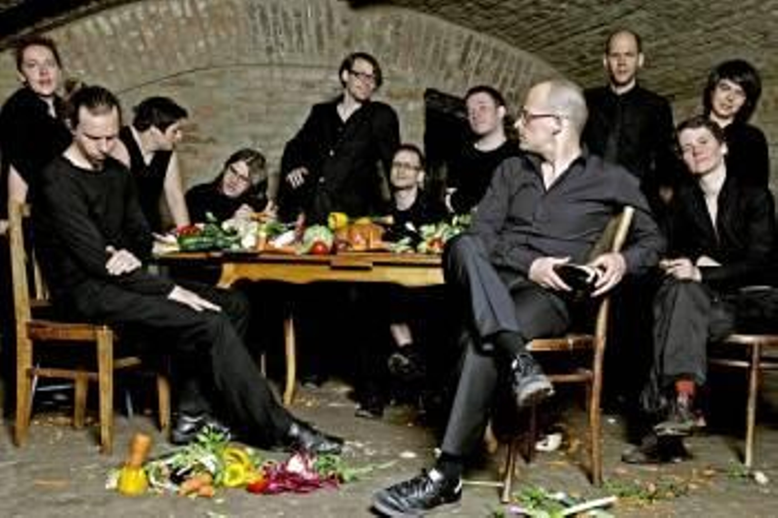 Los integrantes de la Orquesta de las Verduras con algunos de sus instrumentos. (Foto: ZOEFOTOGRAFIE)