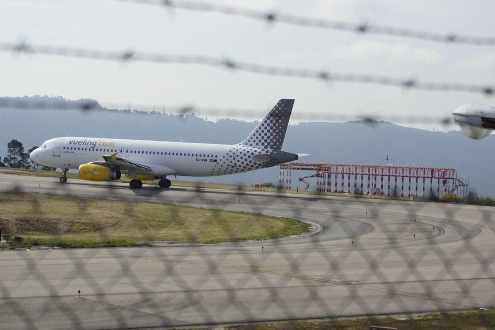 Un avión de Vueling, despegando desde Peinador