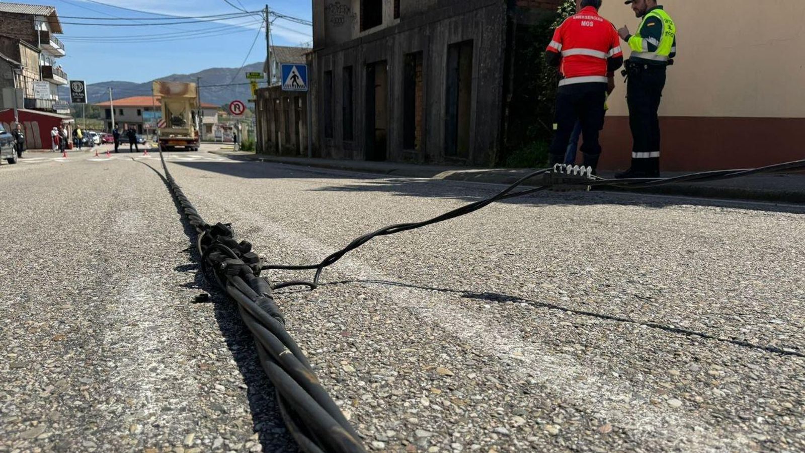 El cable de alta tensión, en el suelo. // Alberte