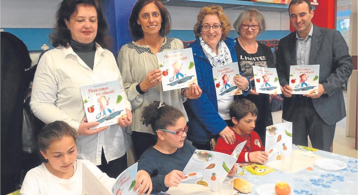 Un momento de la presentación del libro con profesoras del colegio, alumnos y el delegado de reunión.