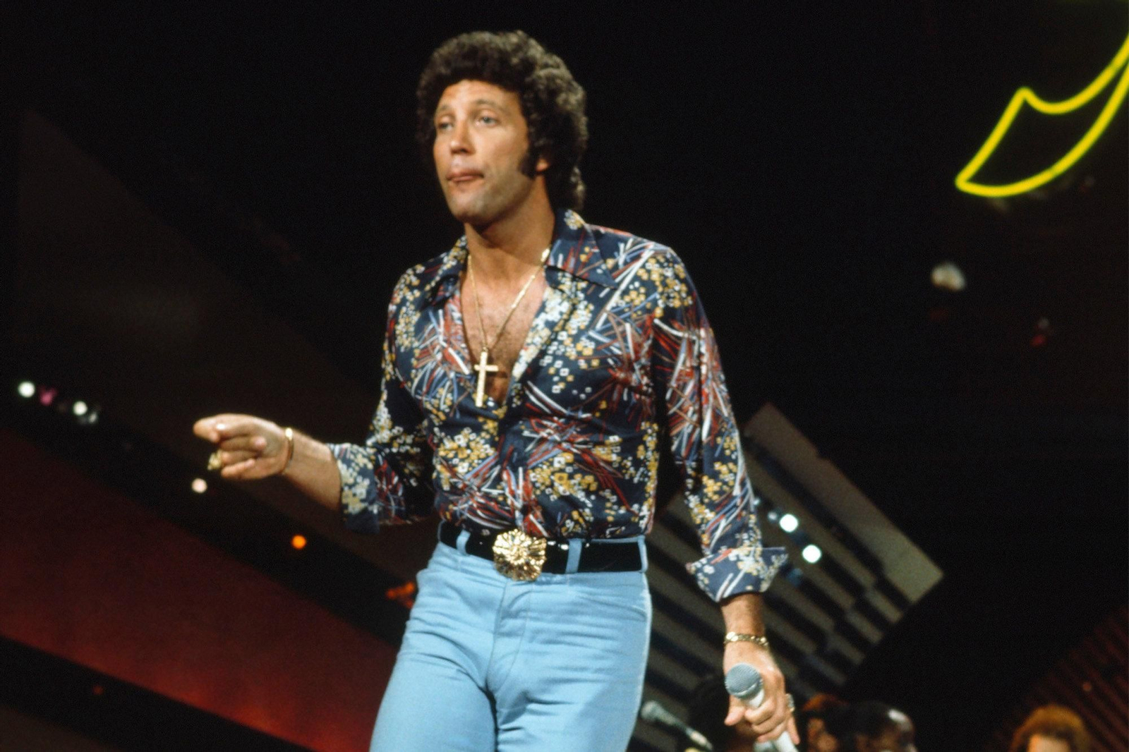 Tom Jones en una actuación