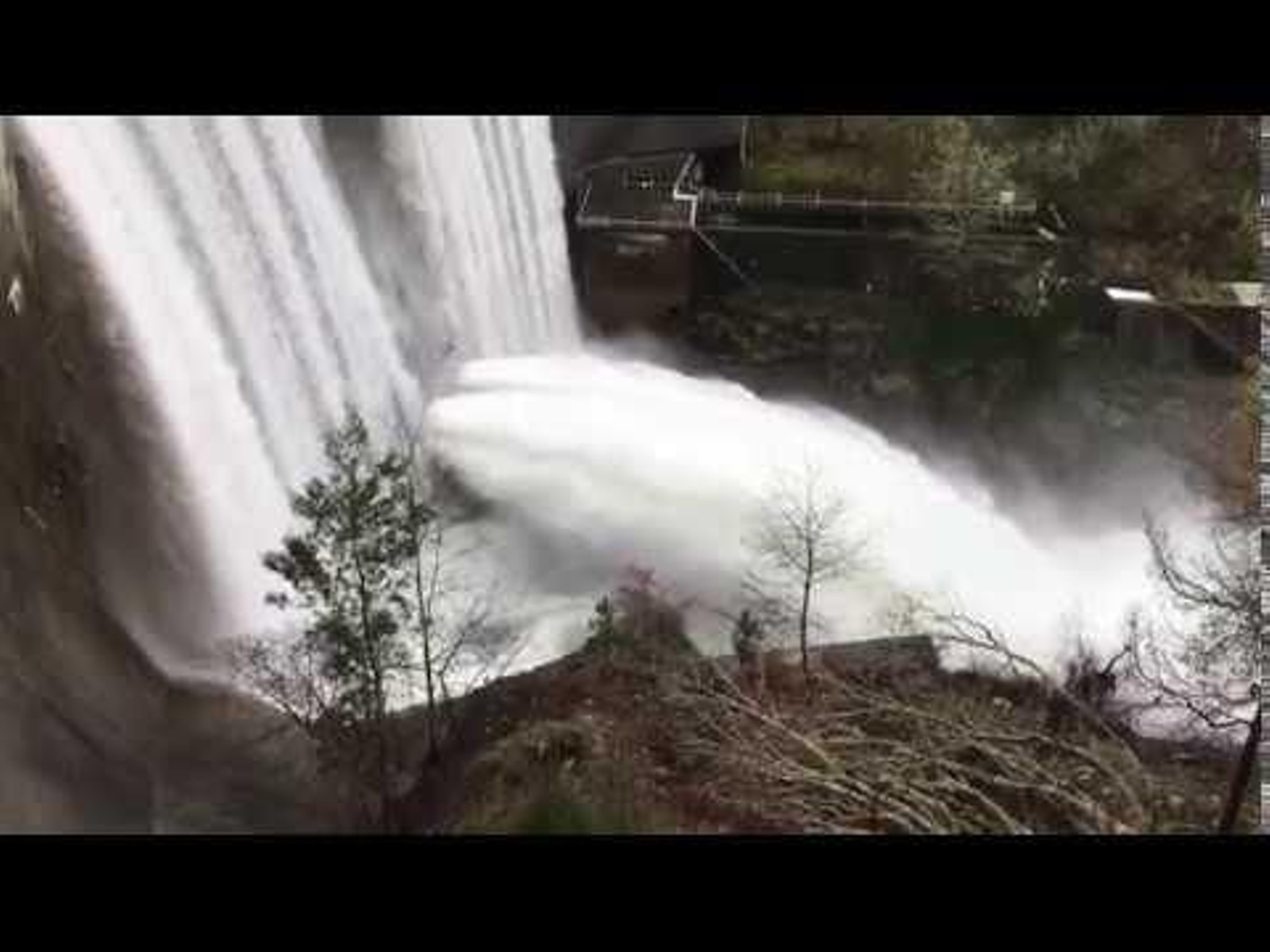 El embalse de Eiras está al 100% y el agua rebosa la presa
