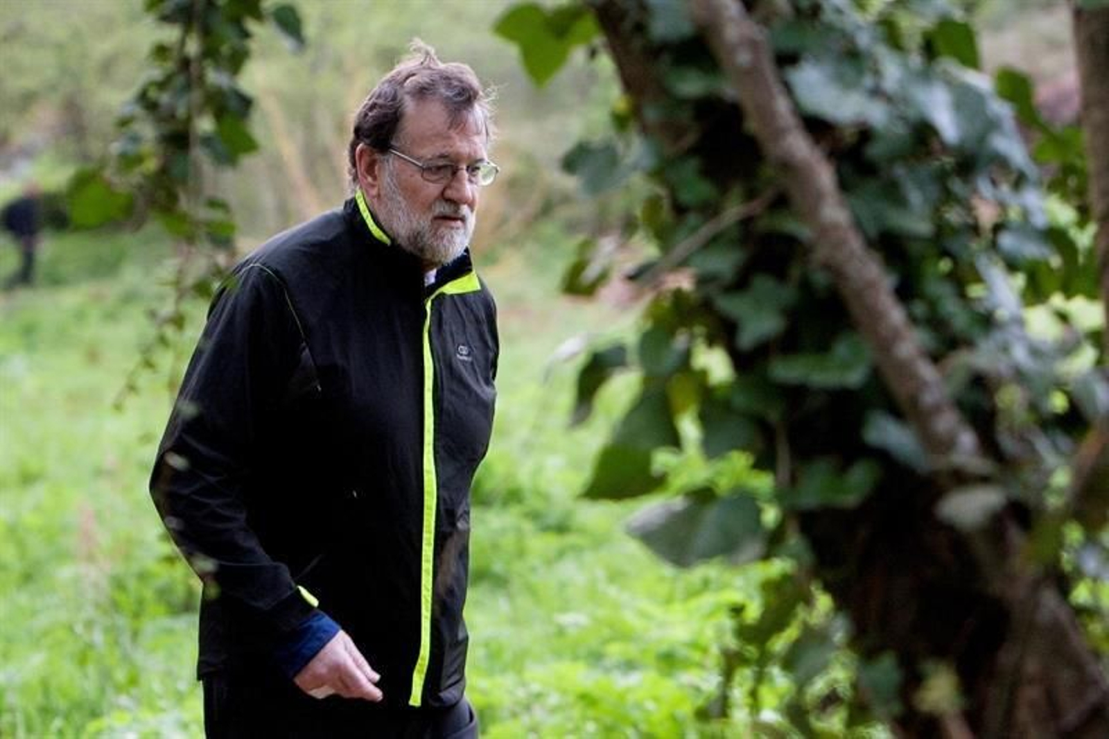 El Presidente del Gobierno Mariano Rajoy (d), camina por la “ruta da Pedra e da Auga”, que discurre a la vera del río Armenteira