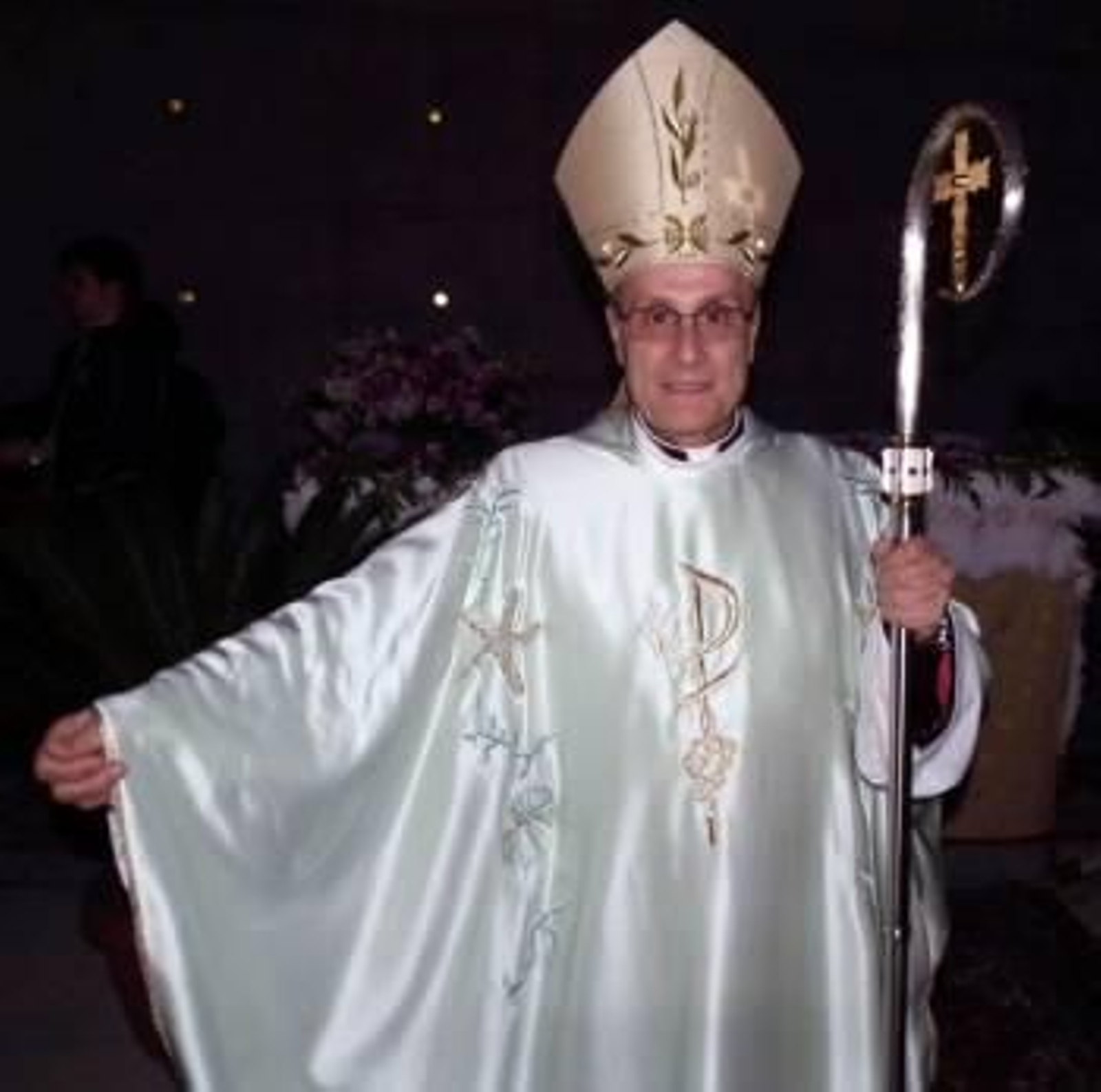 El obispo Mogavero luce el paramento firmado por el diseñador Armani.
