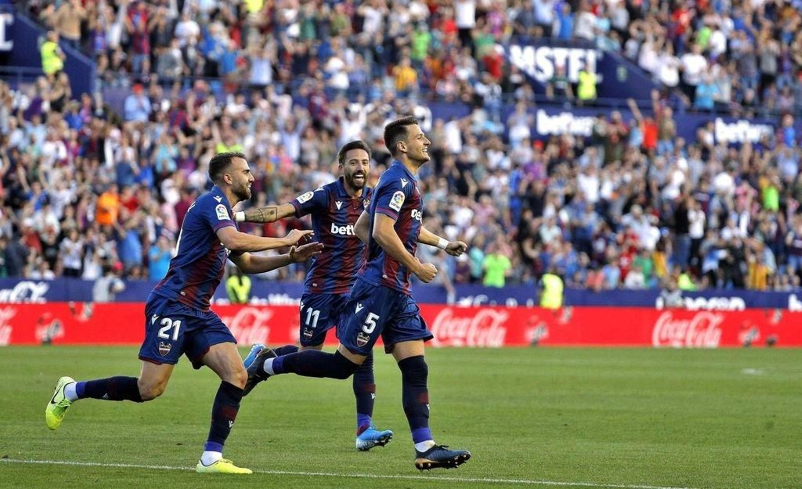 El excéltico Nemanja Radoja celebra su gol, el tercero del Levante en la tarde de ayer.