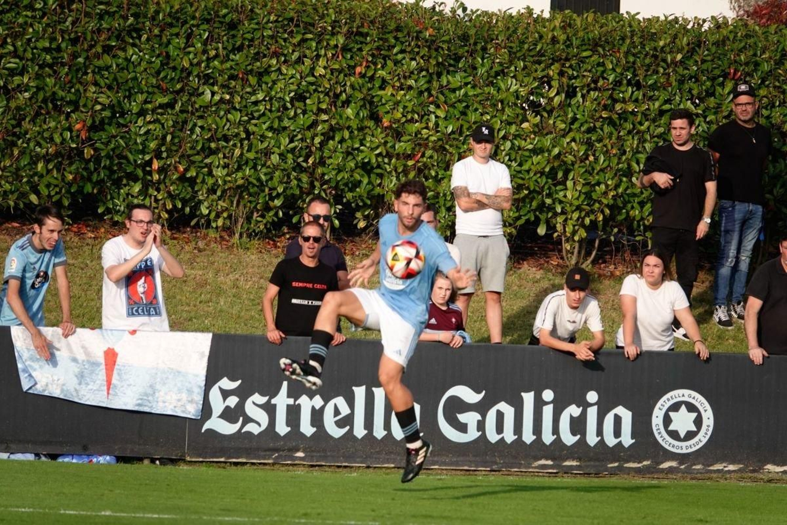 El Celta Fortuna juega esta tarde en el campo de Barreiro.