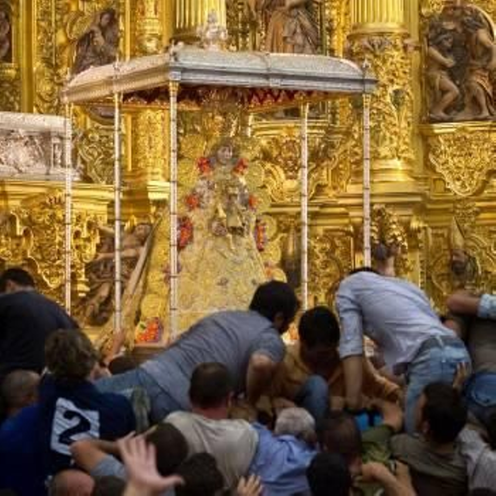 Los almonteños 'saltan la reja' a las 2:47h, para iniciar la procesión de la Virgen del Rocio por las calles de la aldea almonteña. Foto: EFE