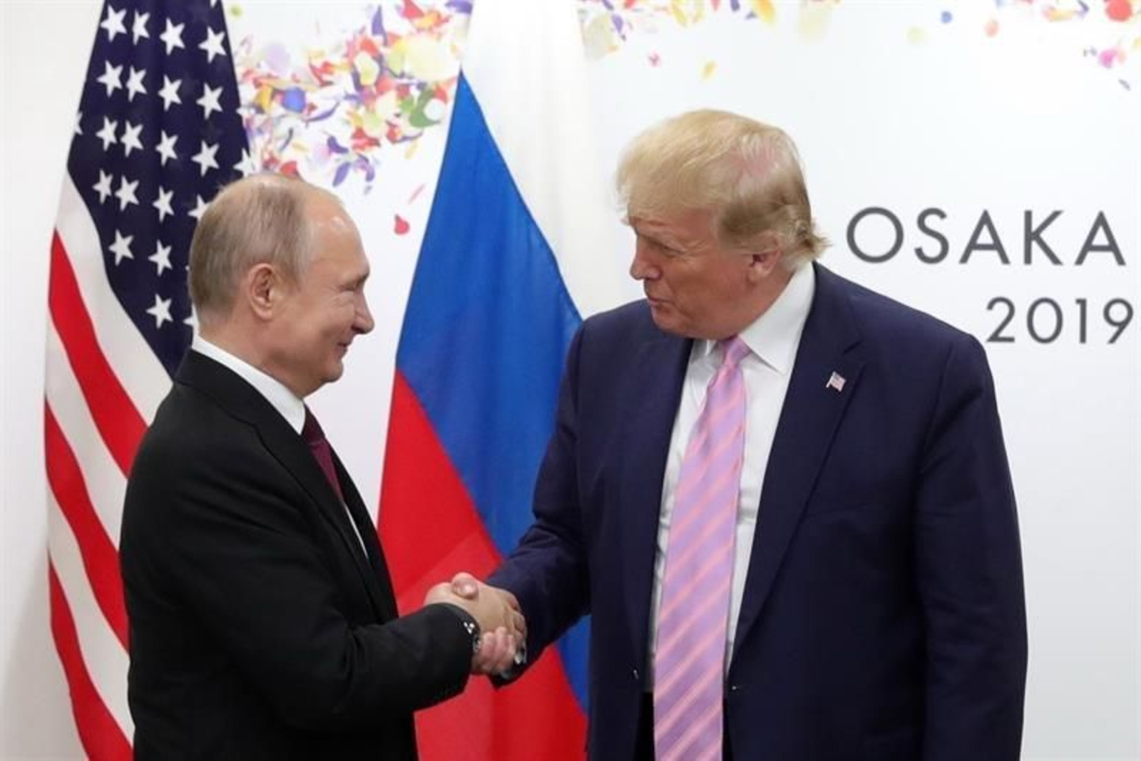 El presidente ruso, Vladimir Putin (i), se reúne con el presidente de os Estados Unidos, Donald Trump (d)