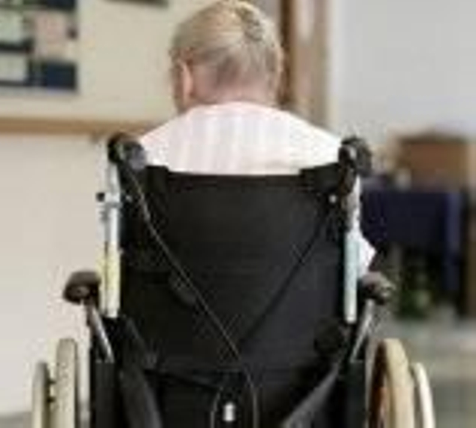 Una anciana en una residencia.