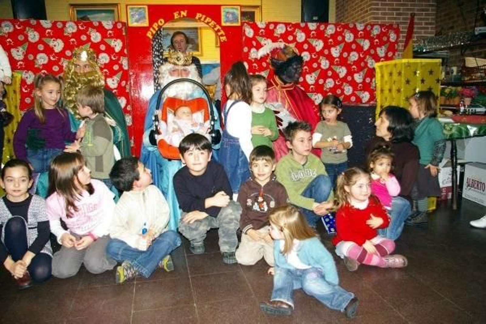 Los Reyes Magos disfrutaron de lo lindo con los más pequeños de la Peña Andaluza de Vilvoorde.