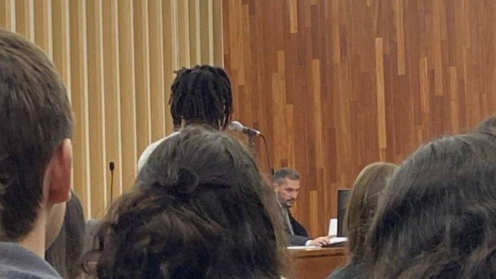 El acusado, declarando al micro, durante el juicio, ayer con público escolar.