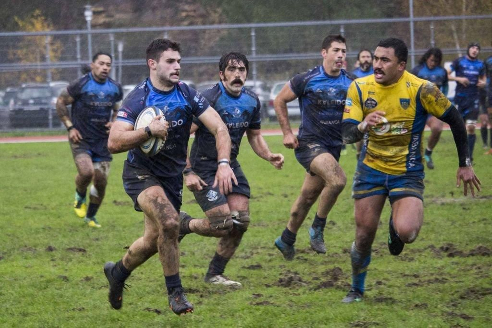Carlos Davila corre con el oval en un partido de la presente campaña.