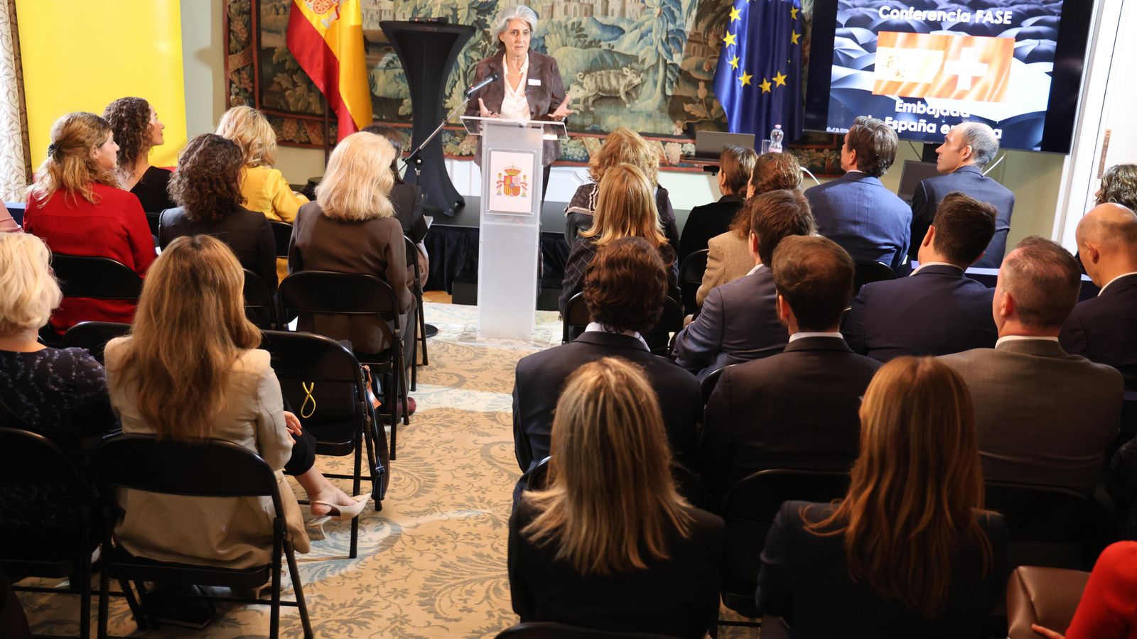La embajadora de España dando la bienvenida a los asistentes y a los dos ponentes, Juanjo Marín y Montse Puig.
