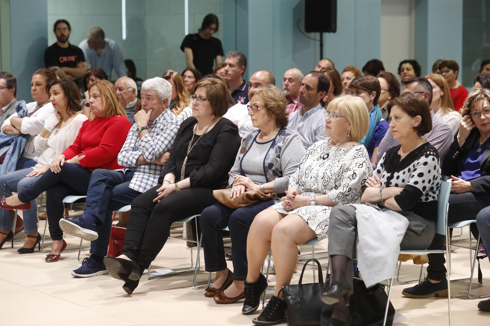 El edil Manel Fernández, junto a Olga Alonso que se sentaron con la concejala Isaura Abelairas y la ex-ministra Elena Espinosa.