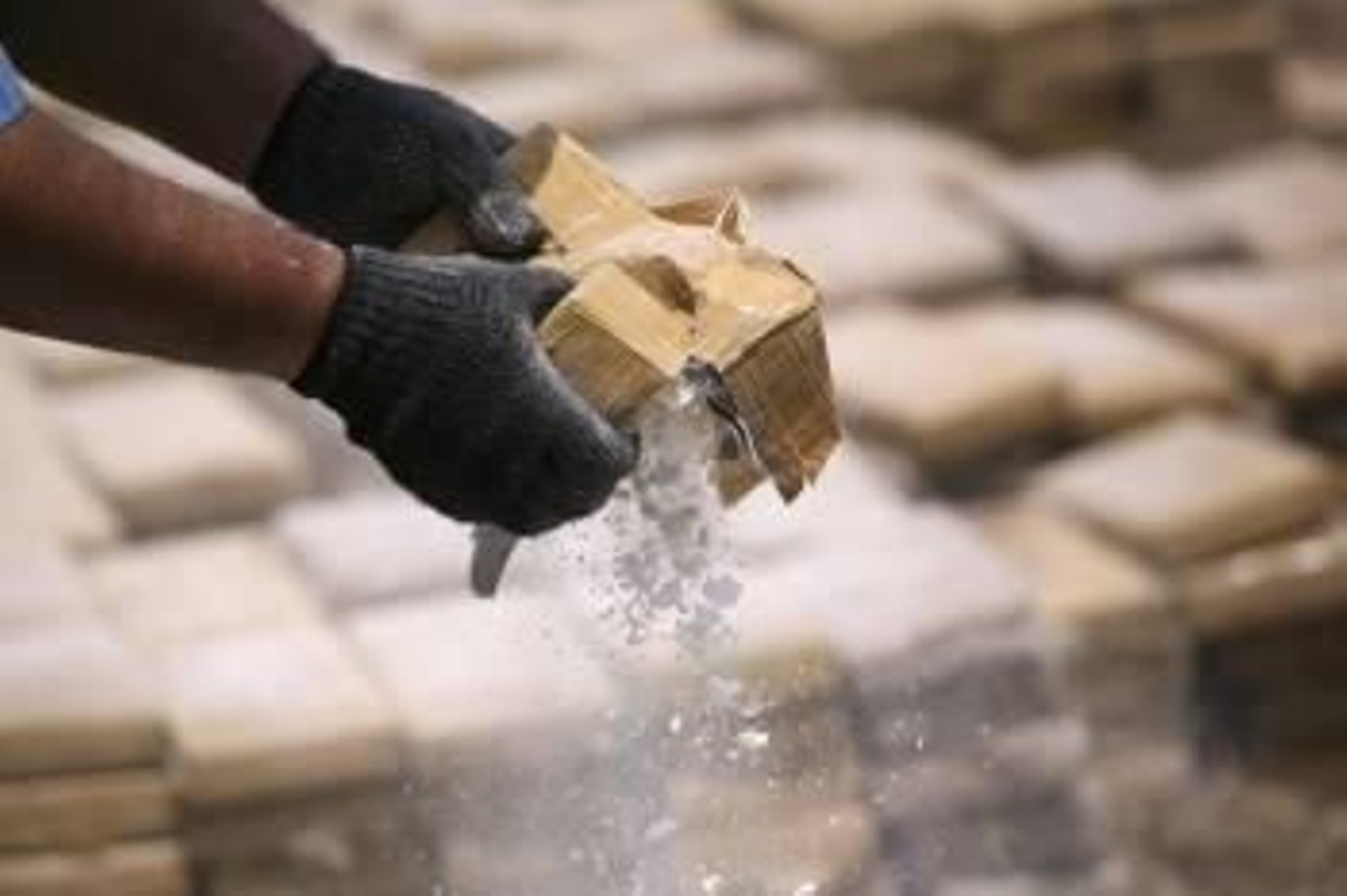 Un agente de policía muestra parte de la cocaína incautada en una operación policial contra su tráfico.