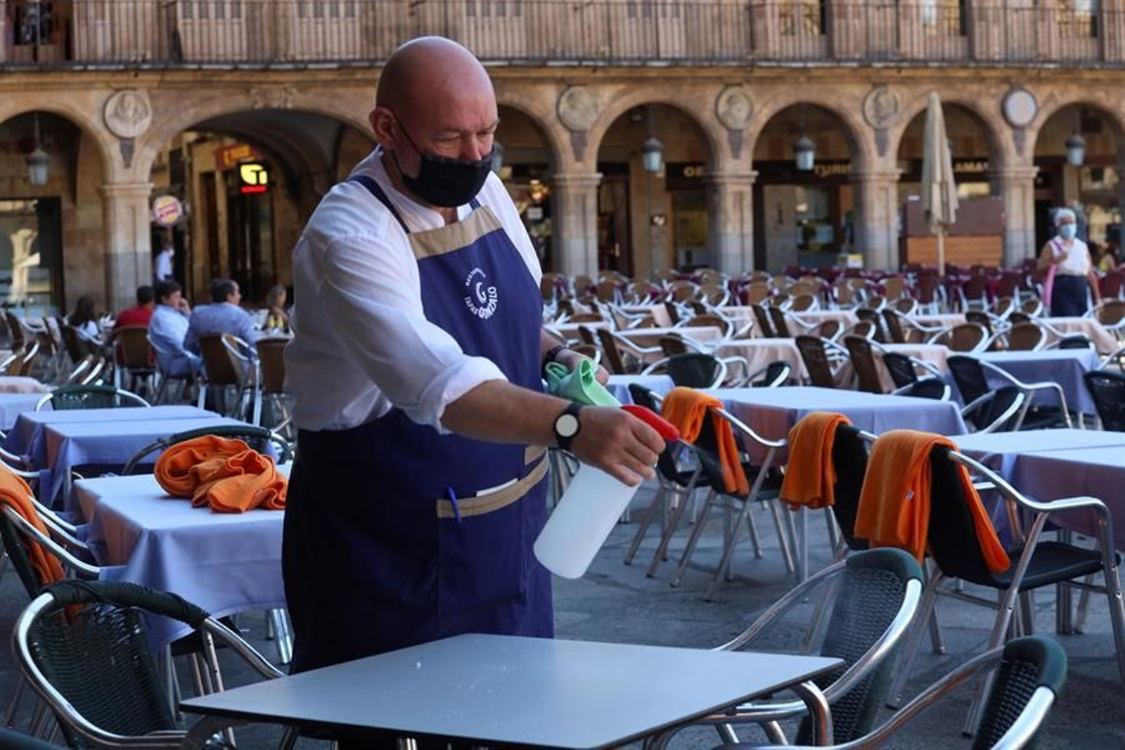 Un camarero trabaja en la terraza de un restaurante de la plaza mayor de Salamanca.