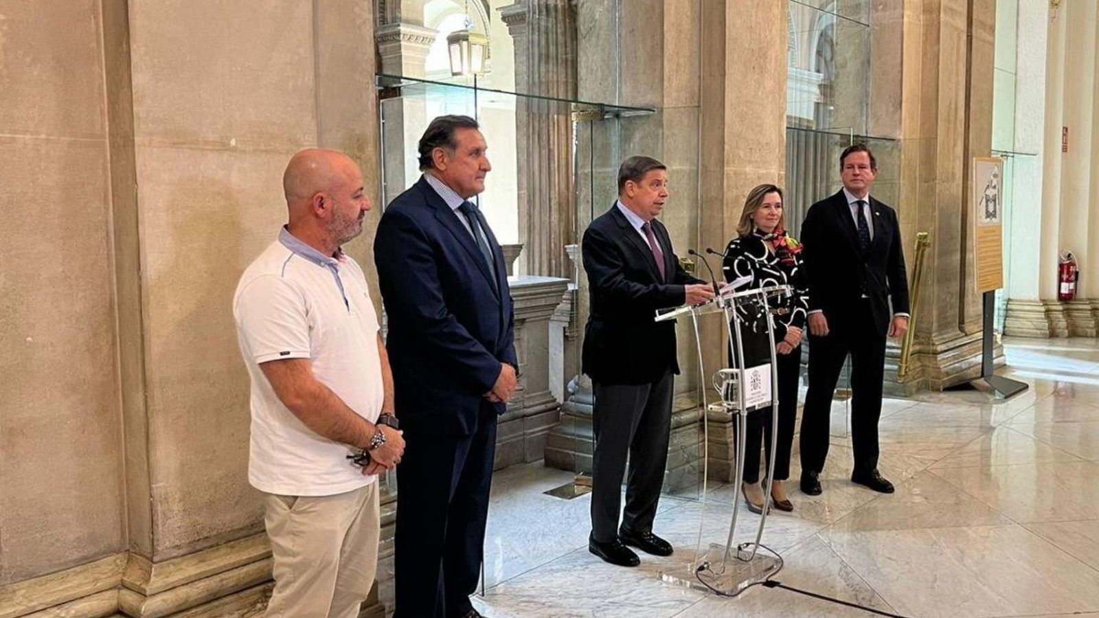 Planas y la secretaria de Pesca Isabel Artime con Javier Garat, Julio Morón y Basilio Otero, representantes del sector.