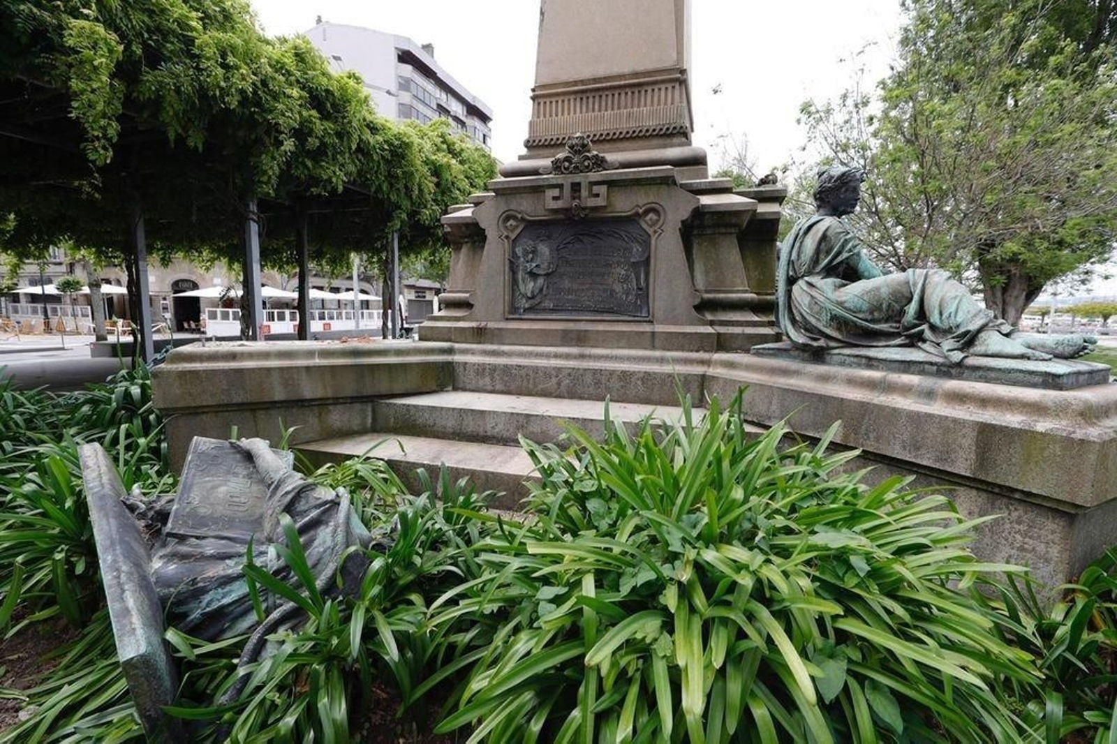 El destrozo afectó a una de las figuras, alegorías de los ministerios de Elduayen, obra de Jenaro de la Fuente.