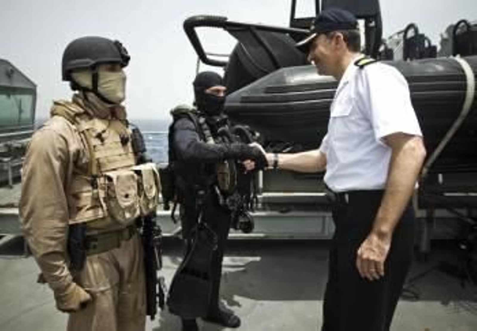 El príncipe de Asturias, Felipe de Borbón, en Yibuti con las tropas españolas. (Foto: EMILIO NARANJO)