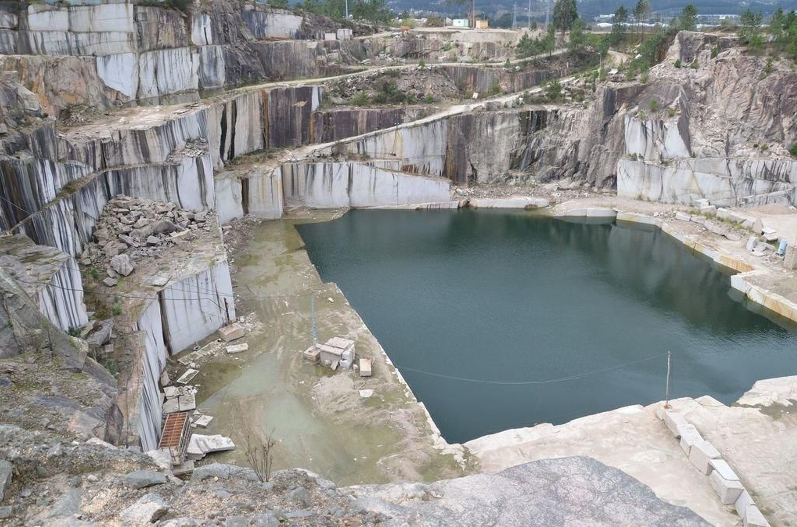 Cantera y balsa de agua, de Vilafría, en  la parroquia de Atios, O Porriño.