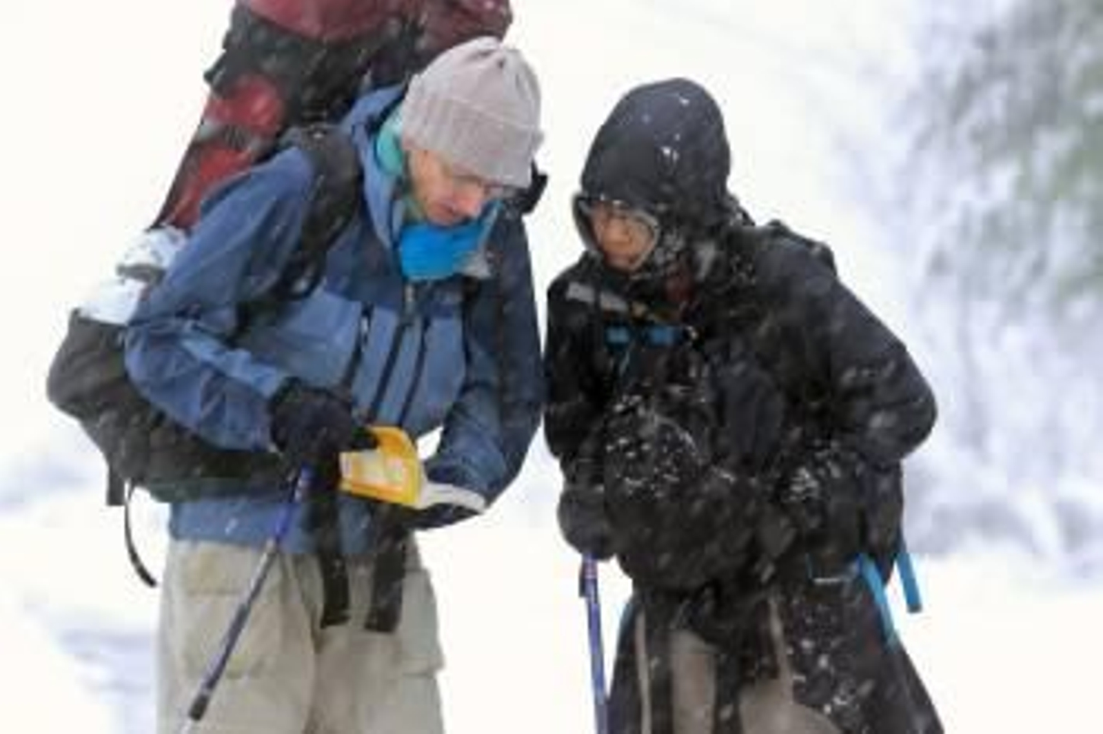 Dos peregrinos consultan una guía para iniciar la ruta de Santiago desde Pedrafita do Cebreiro (Lugo), en donde la llegada repentina del mal tiempo ha dejado la primera nevada del otoño (Foto: EFE)