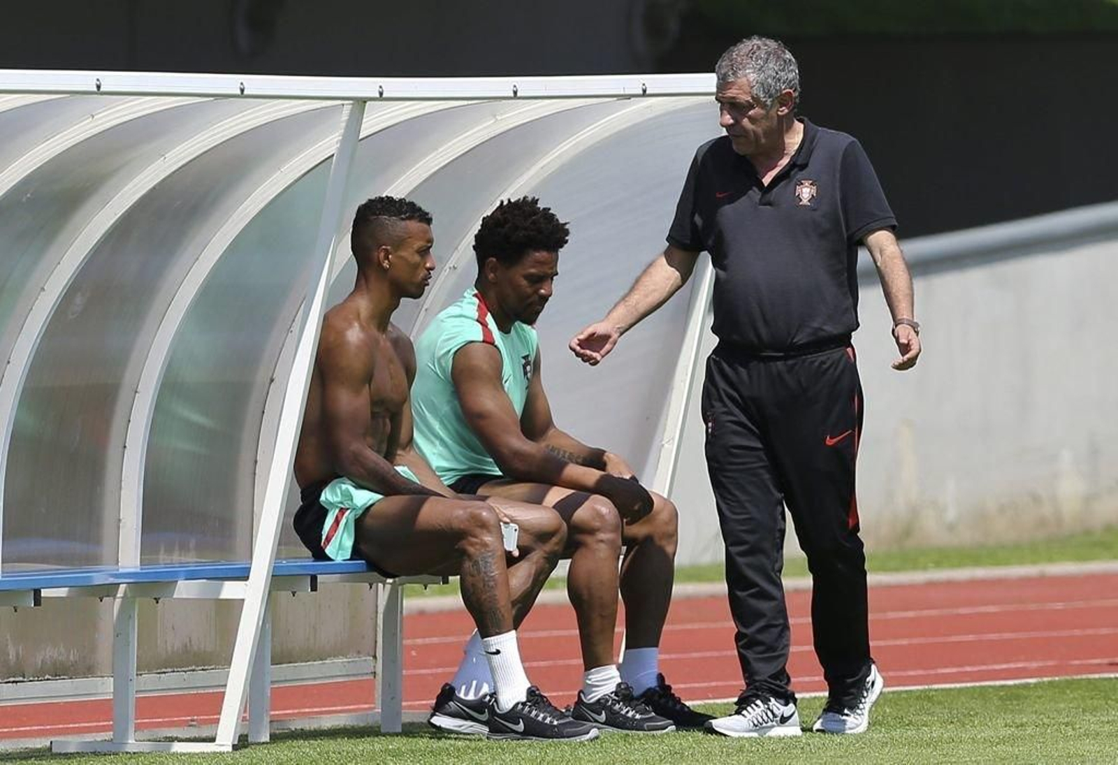 Fernando Santos, seleccionador luso, habla con Nani y Eliseu.