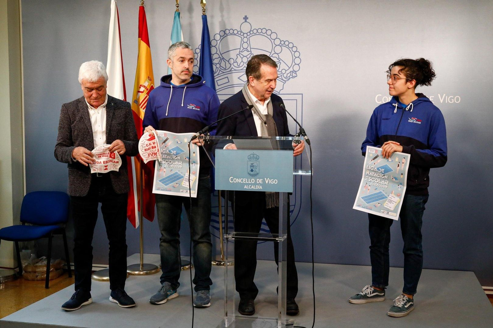 El concejal Manel Fernández y el alcalde, Abel Caballero, junto a representantes del Rías Baixas.