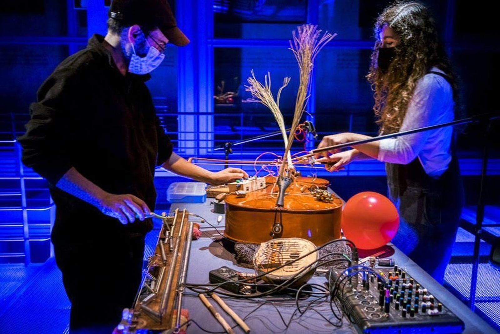 Macarena Montesinos & Carlos Súarez, durante su intervención en las microresidencias Verbum.