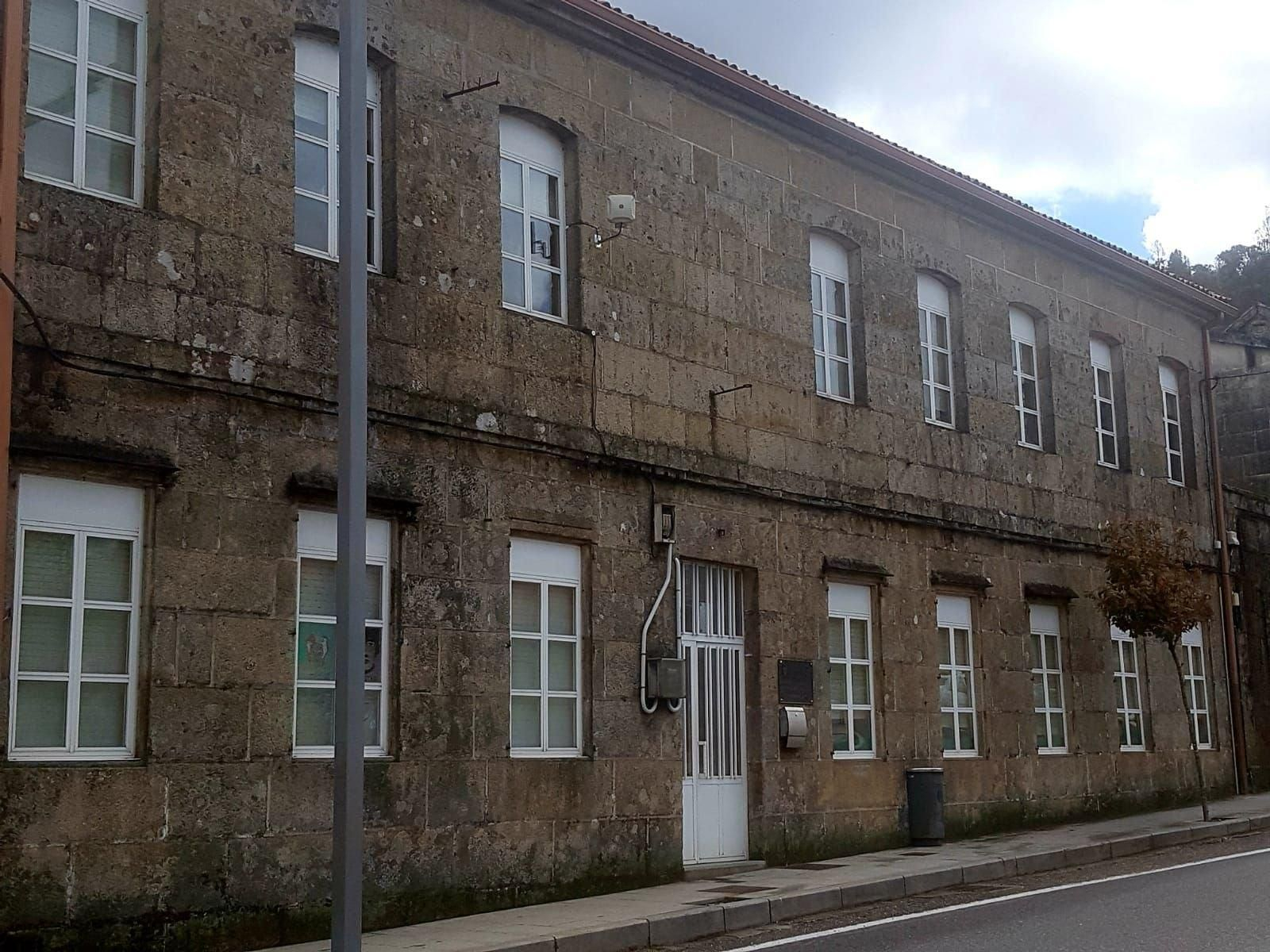 El CEIP Nosa Señora de Lourdes está ubicado en un edificio de piedra y de dos plantas.
