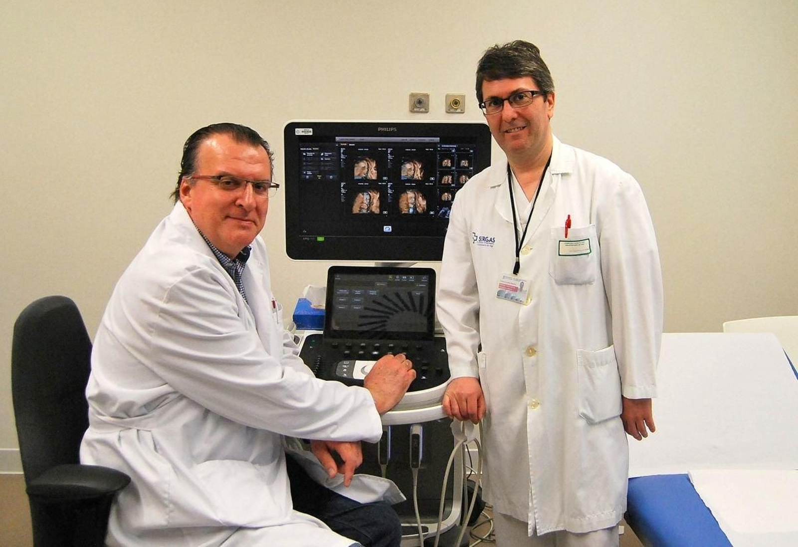 El ginecólogo del Cunqueiro, Emilio Couceiro, de pie, con el jefe del servicio, Carlos López.