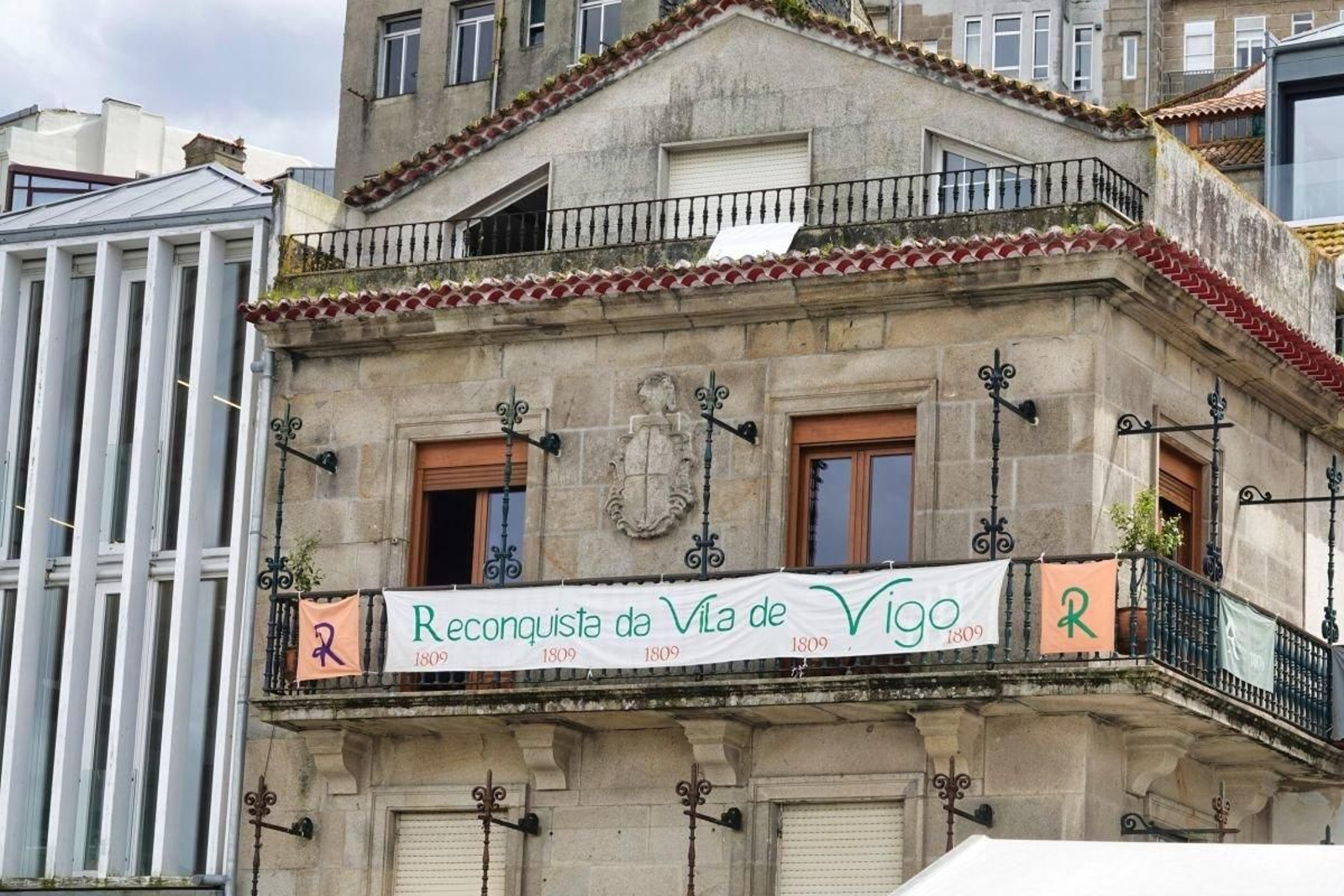 La R de Reconquista luce por todas las esquinas del Casco Vello.