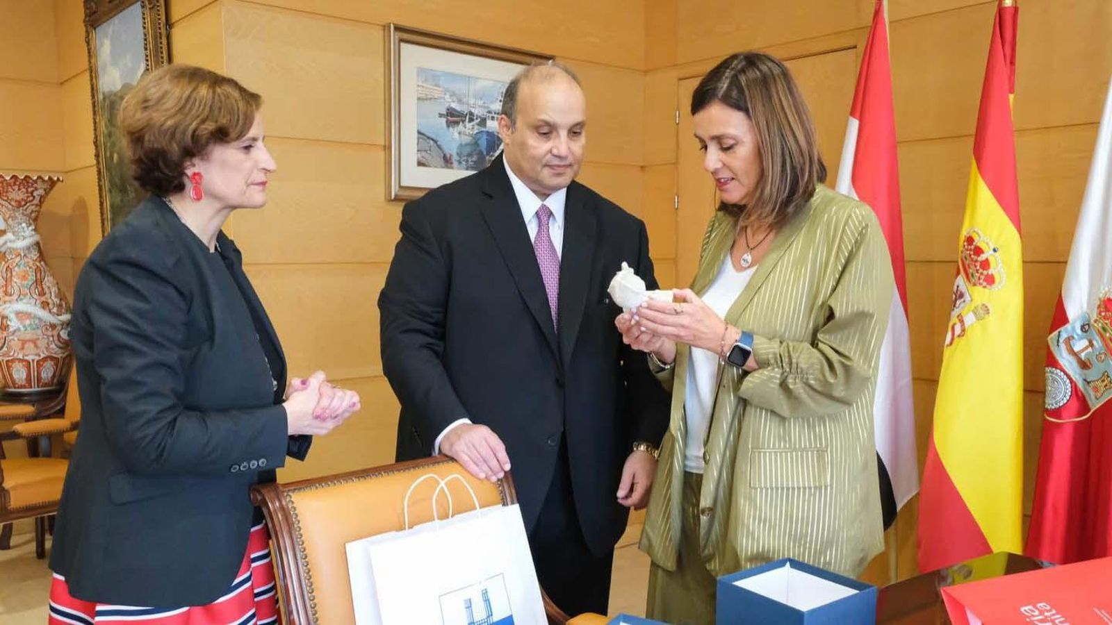 La consejera de Presidencia, Interior, Justicia y Acción Exterior con el embajador de Egipto en España