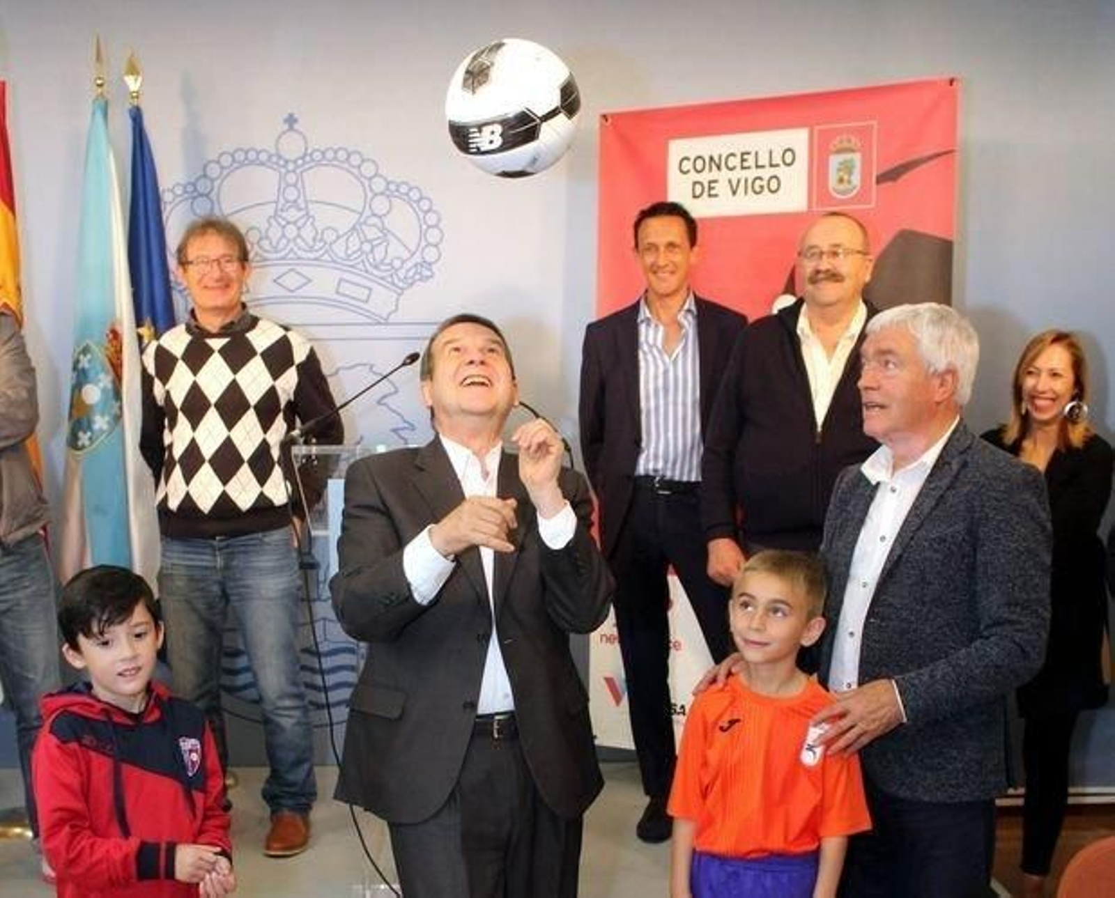 Abel Caballero golpea el esférico de cabeza en la presentación.