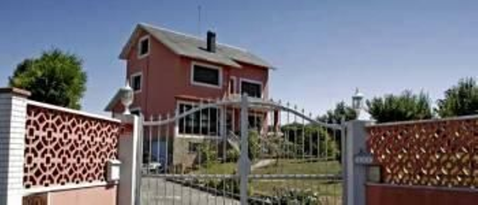 Vista de la casa situada en el concello coruñés de Bergondo, en la parroquia de Guísamo, donde la tarde del sábado un hombre de 66 años mató a su hermana discapacitada de 75 años, que estaba a su cargo, y después se suicidó.