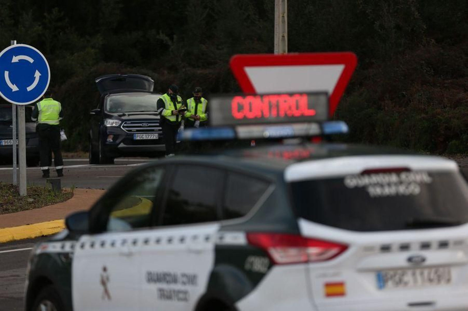 La Guardia Civil realiza controles en los accesos a la ciudad para vigilar la movilidad // Alberte