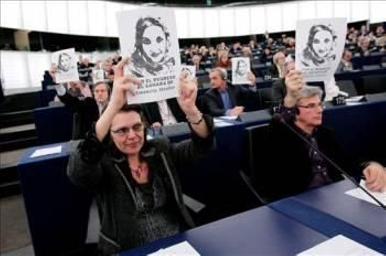 Varios eurodiputados muestran carteles con el retrato de la activista saharaui Aminatu Haidar. (Foto: Cugnot Mathieu)