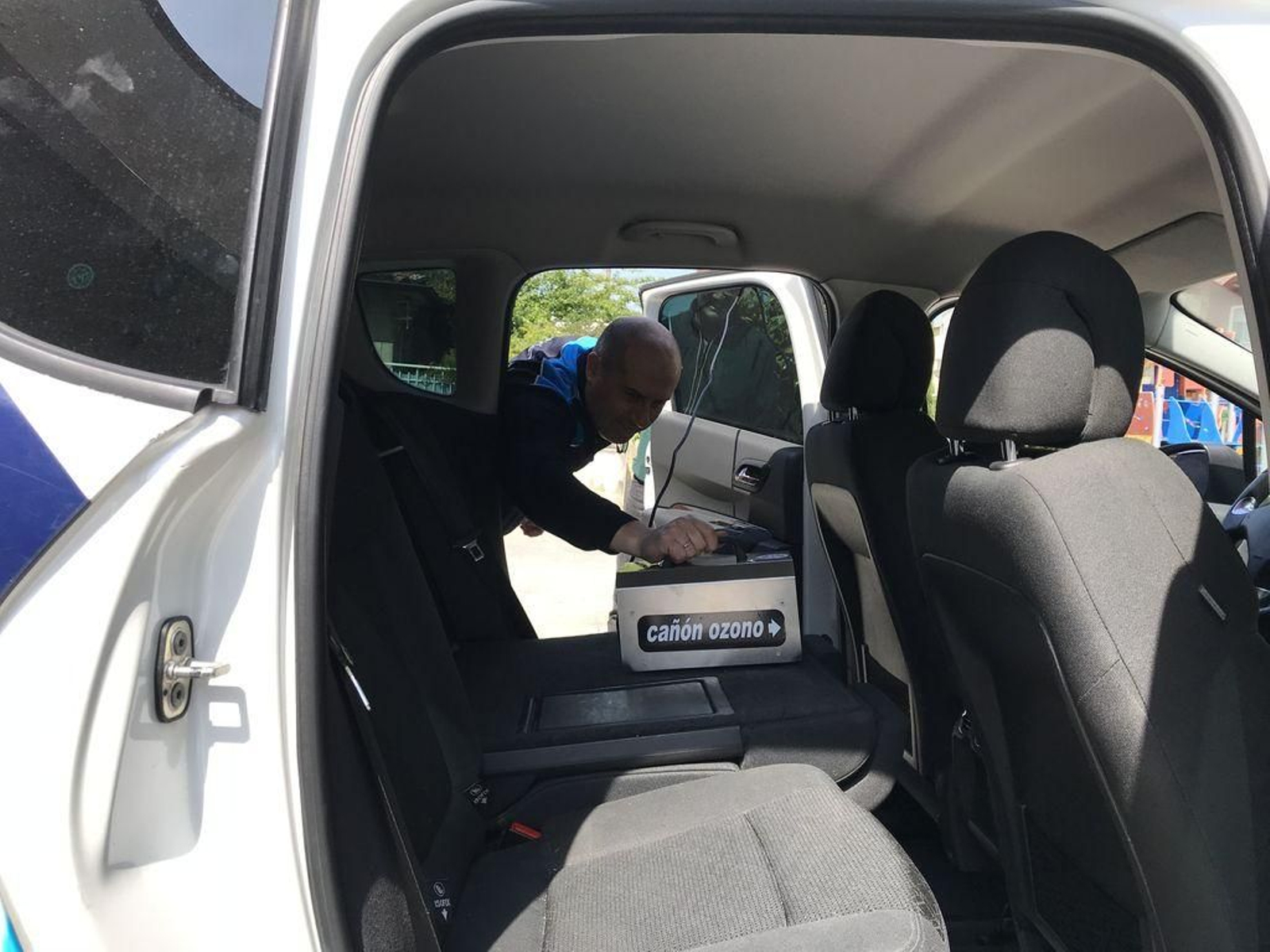 Un agente de la Policía Local de Nigrán pone en marcha el dispositivo en uno de los coches patrulla de la flota.