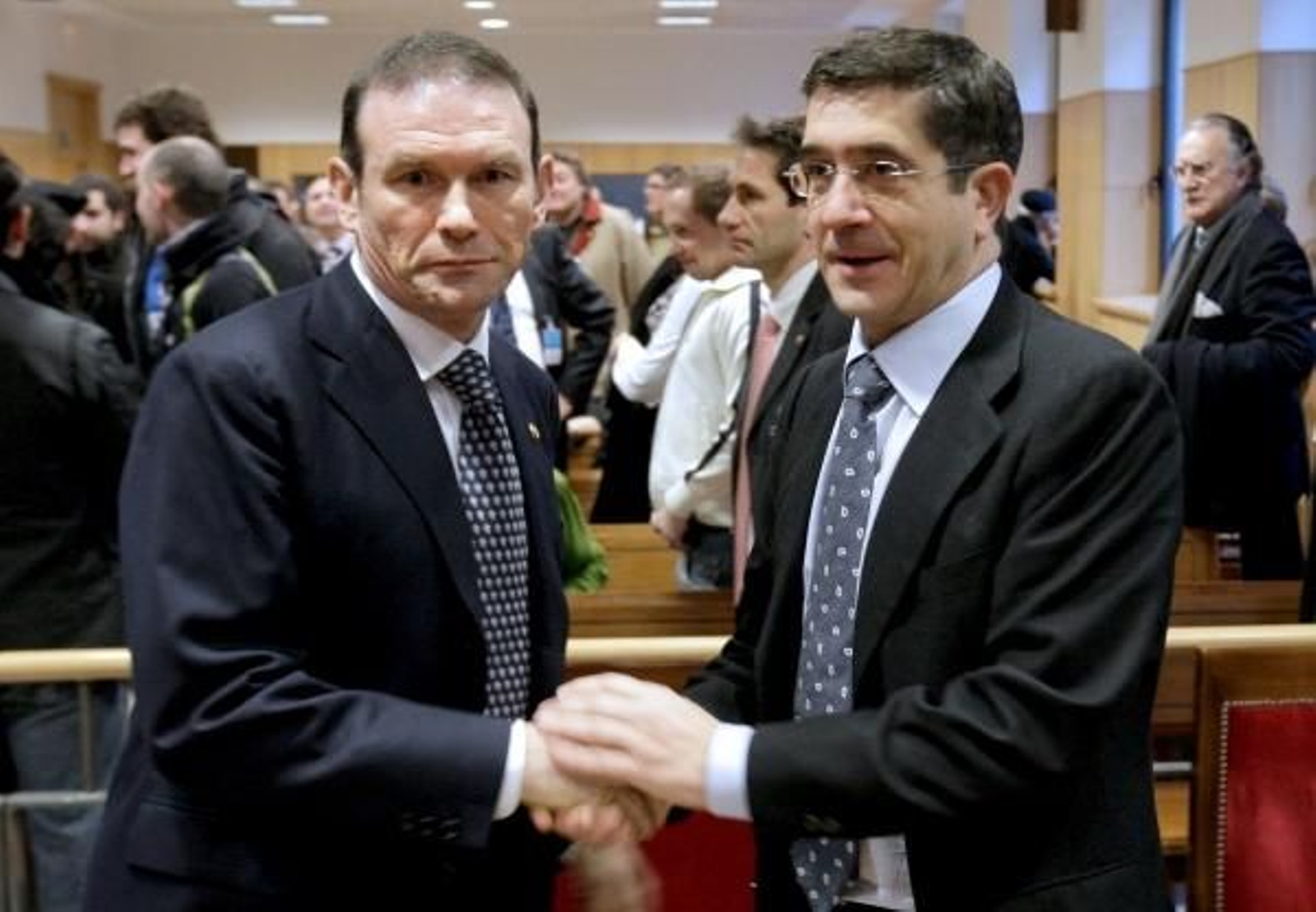 Juan José Ibarretxe y Patxi López se felicitan tras conocer la decisión del TSJV. (Foto: Alfredo Aldai)
