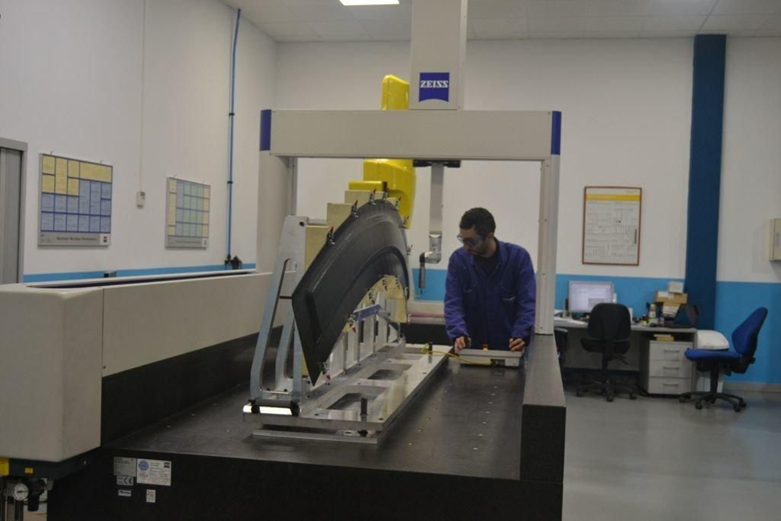 Sala especial de Utingal en la que se fabrican piezas de aviones y coches mediante un robot.