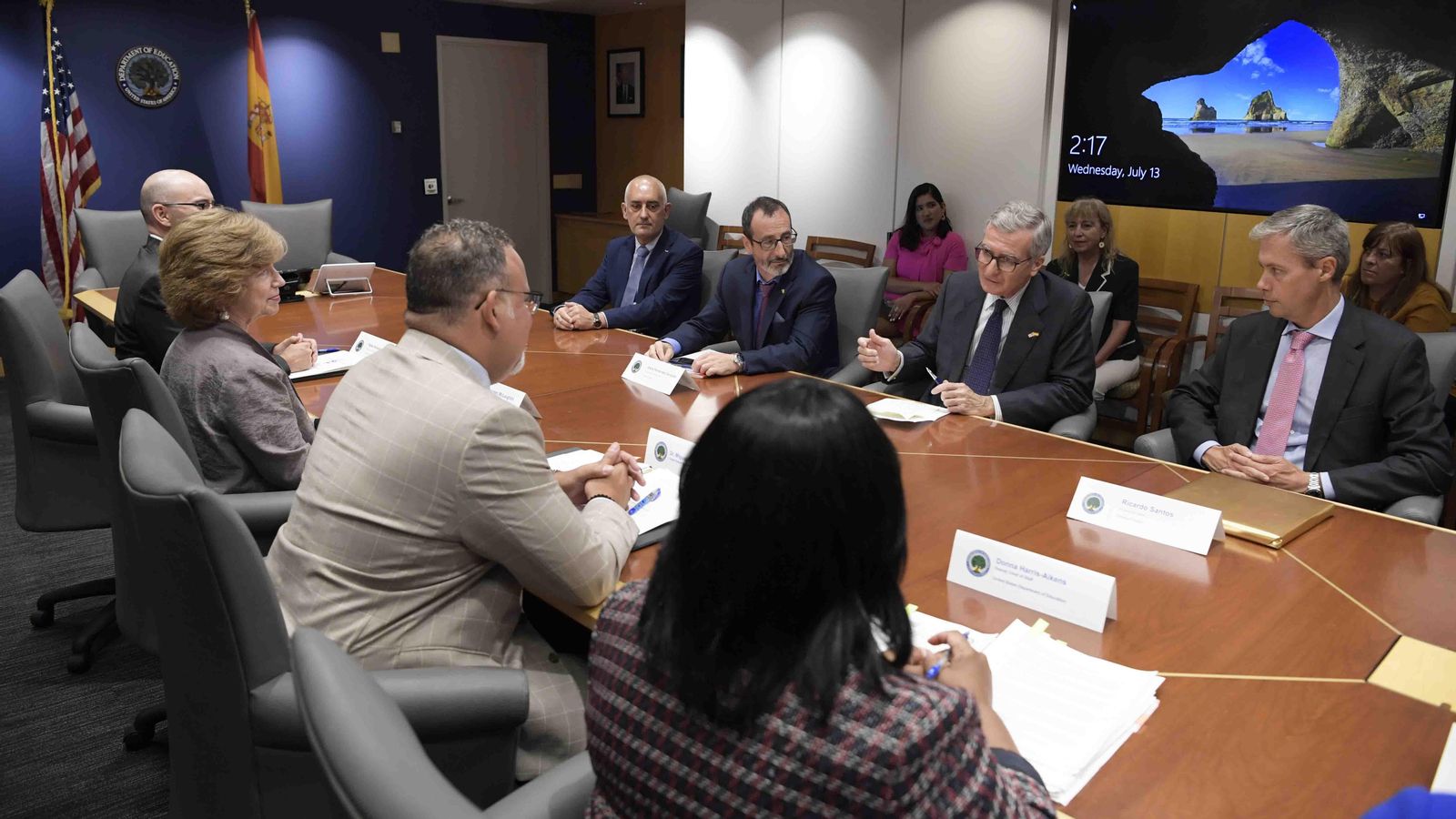 El embajador de España en Washington, Santiago Cabanas (c d) -en nombre de la ministra española de Educación, Pilar Alegría- y el secretario de Educación de EE.UU., Miguel Cardona (c i), acompañados de los miembros de sus delegaciones conversan durante una reunión previa a la firma del nuevo Memorándum de Entendimiento entre ambos departamentos para promover una educación bilingüe.