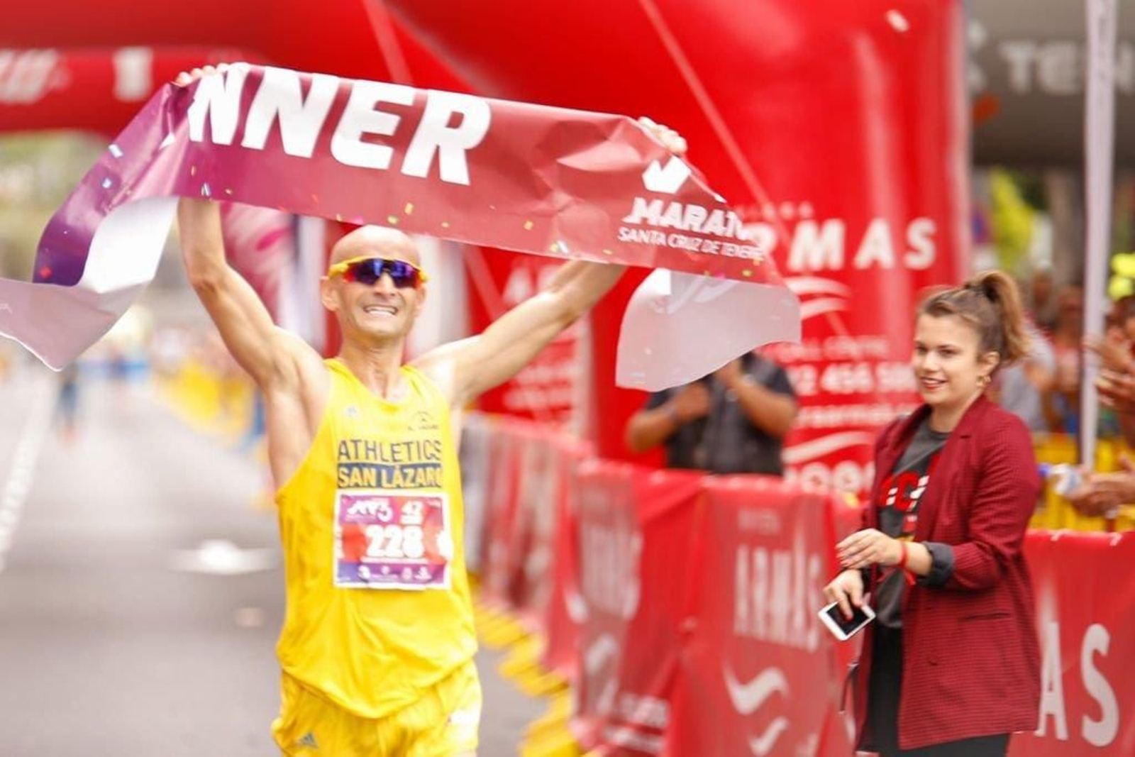 Pereira entra victorioso en la meta de la maratón de Tenerife.