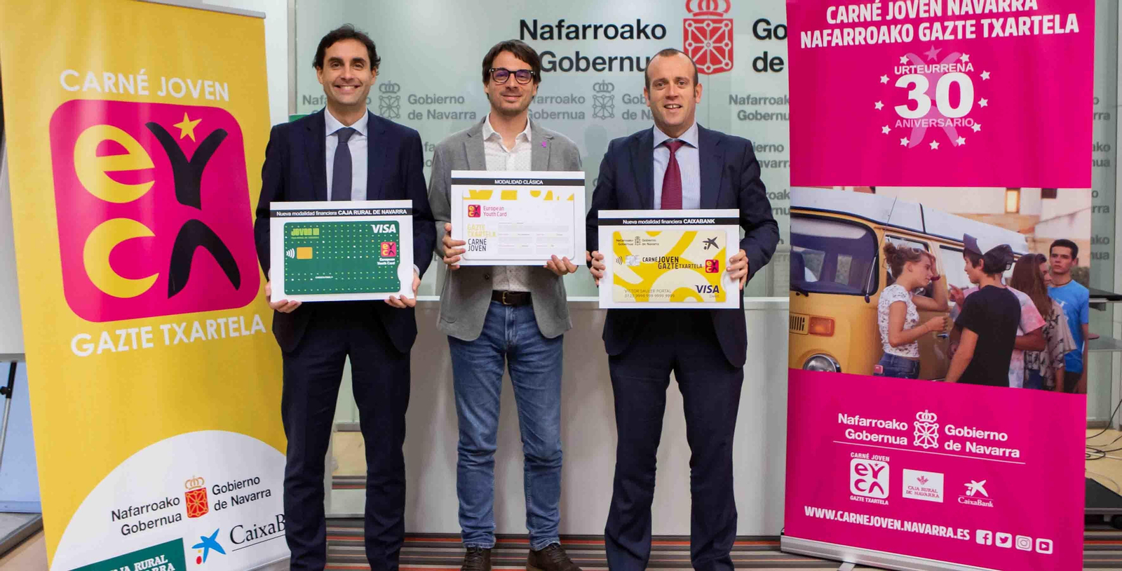 Ricardo Goñi (Caja Rural), Carlos Amatriain (Juventud) y Pablo Andoño (Caixabank) tras la firma de la prórroga del convenio