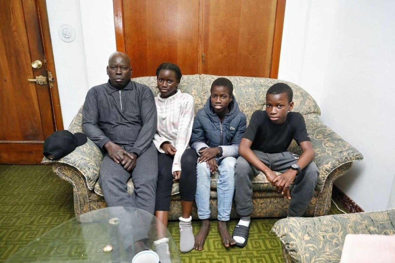 El senegalés Maby Sarr. con sus tres hijos de 14 y 16 años es obligado a dejar el edificio y no tiene alternativas por su situación.