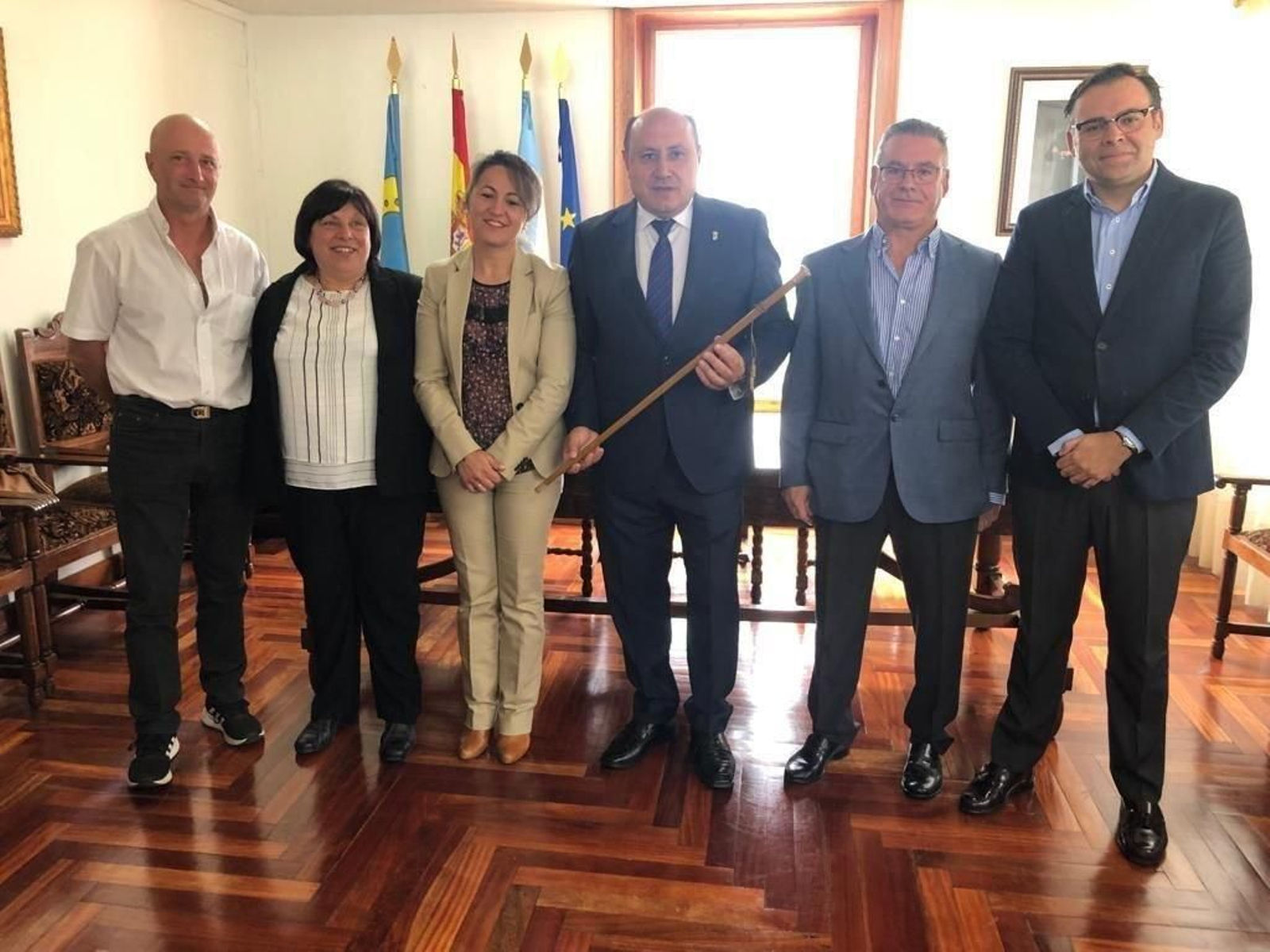 Horacio Gil (centro), junto a su equipo de gobierno en Arbo.
