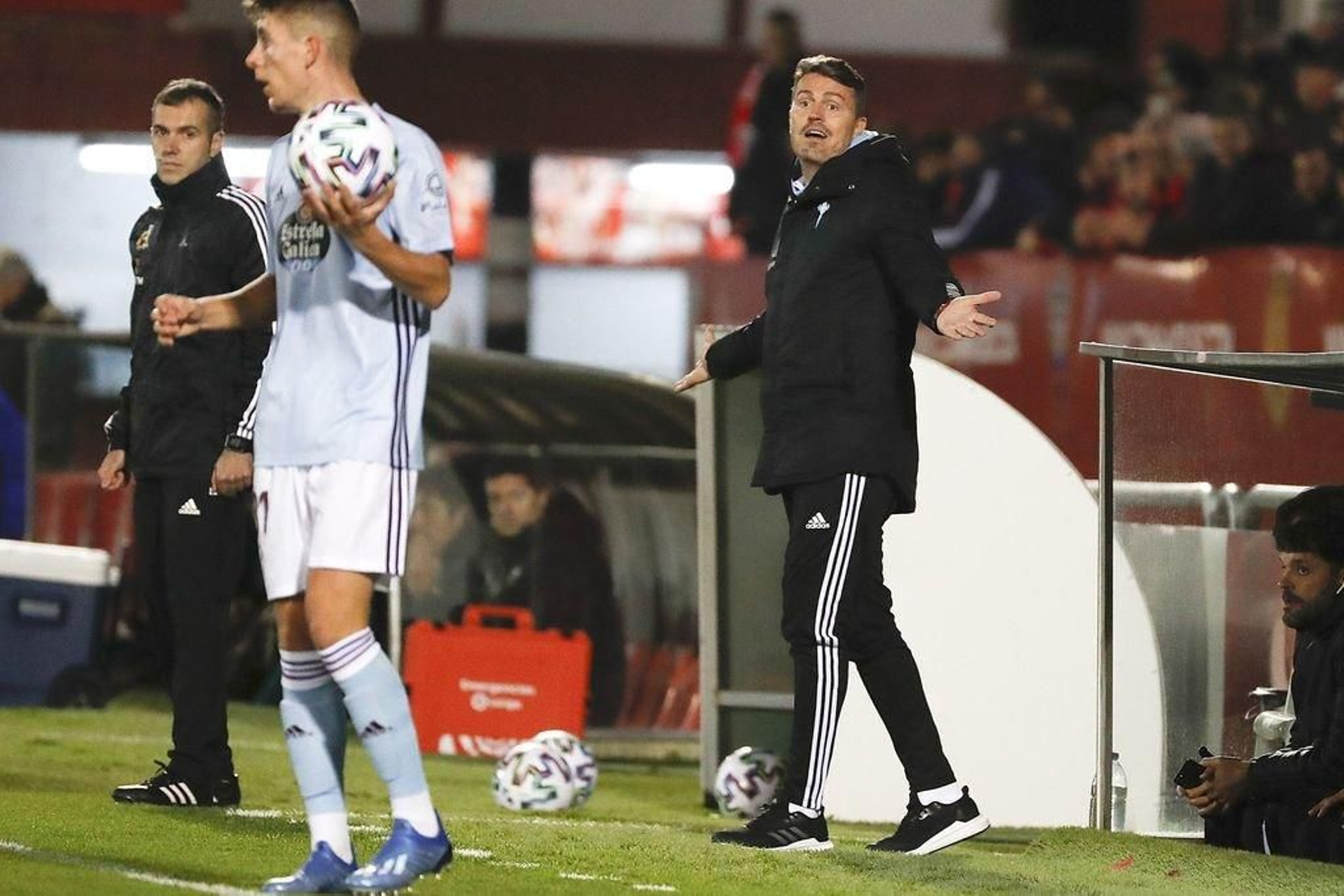 Óscar García realiza apreciaciones ayer durante el partido.