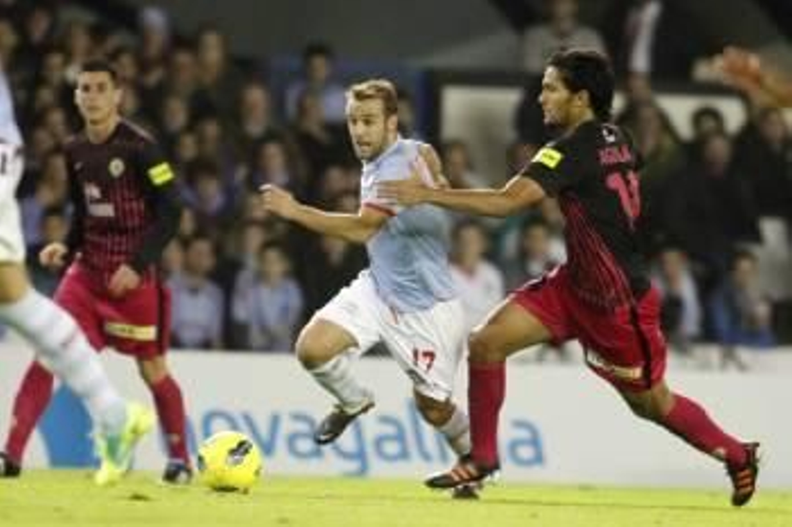 Joan Tomás intenta escapar de la marca de Abel Aguilar. (Foto: ATLÁNTICO)