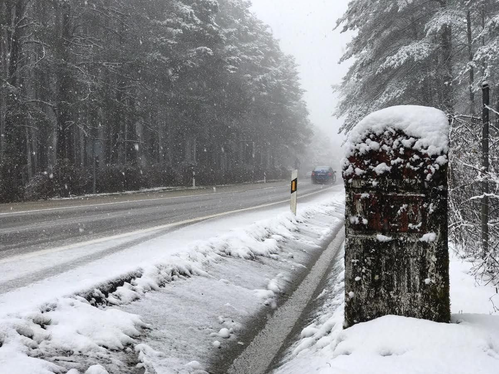 Paisaje nevado en la N-120, en la recién estrenada Primavera, que ayer vistió de blanco A Cañiza.