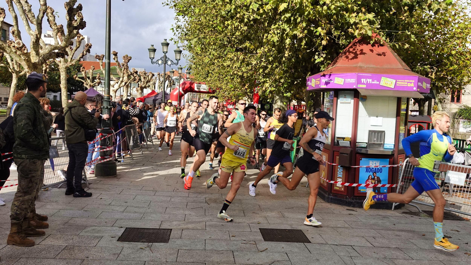 Los participantes en la carrera solidaria de Avempo toman la primera curva del circuito.