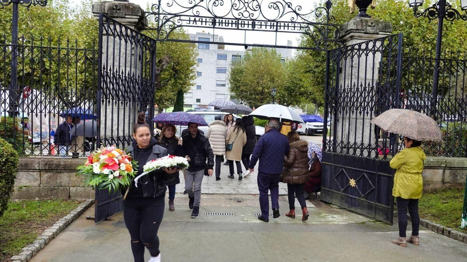 La lluvia no impidió que los vigueses celebraran el día de Todos los Santos con su visita anual a los cementerios.