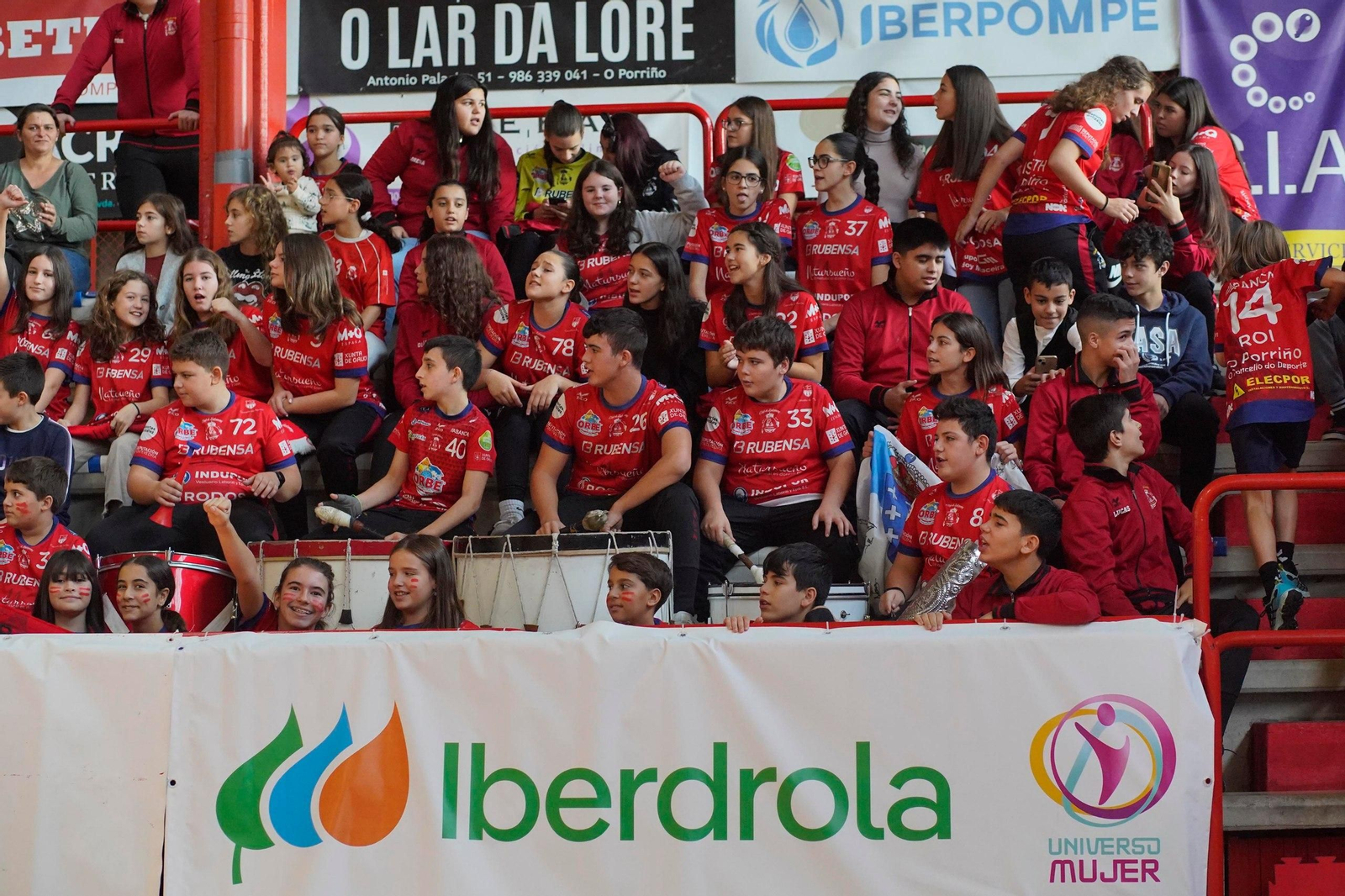 Bancada con la afición del Porriño.